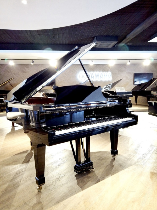 Steinway O