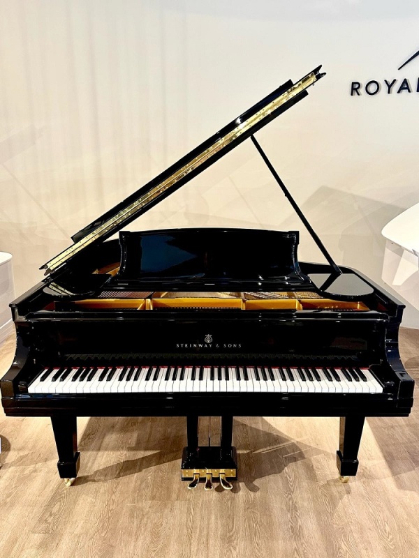 Steinway O